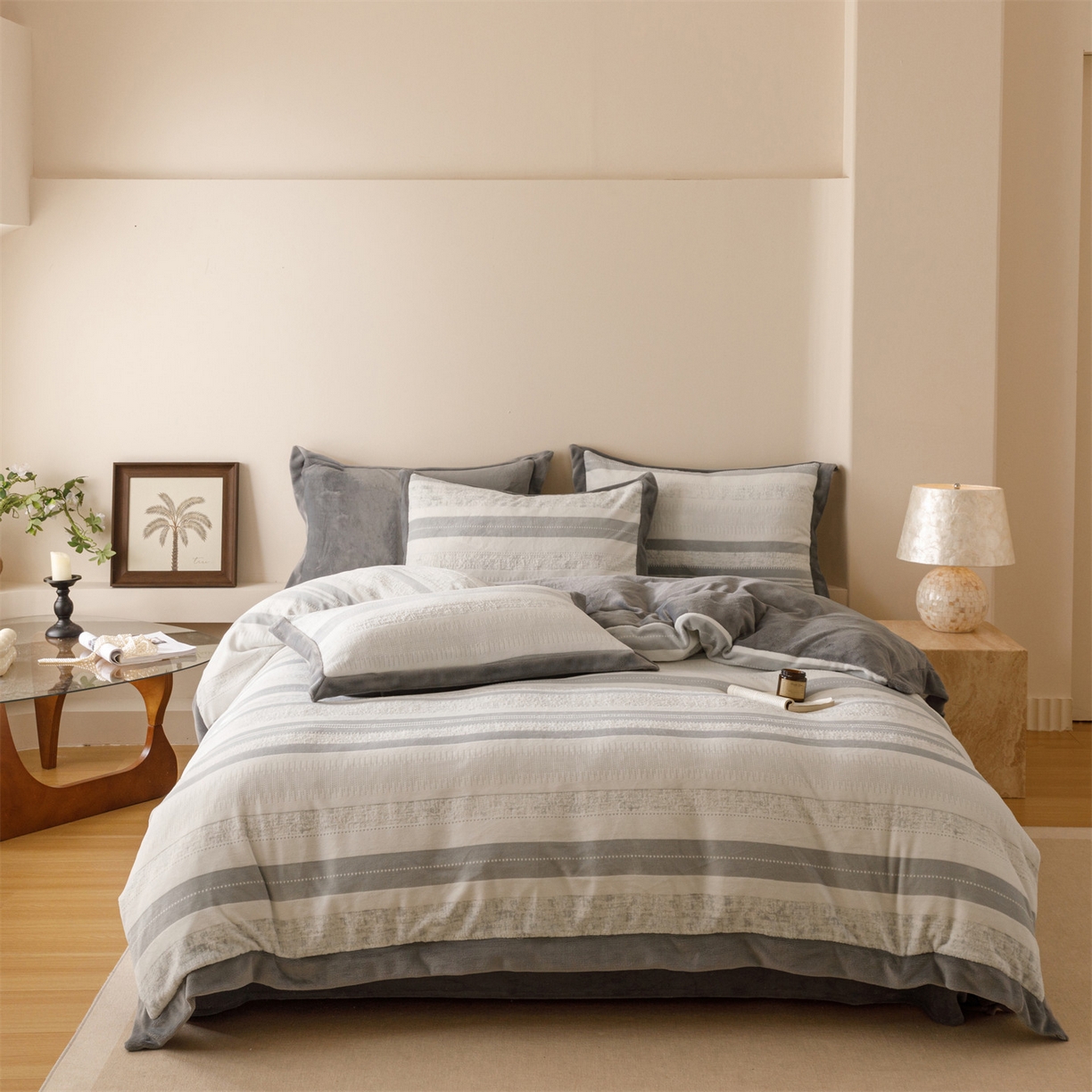 91家纺网 家纺一手货源 找家纺 恬思语家纺 2025新款亲肤舒适无印风宽边立体烂花牛奶绒四件套 简约人生-灰