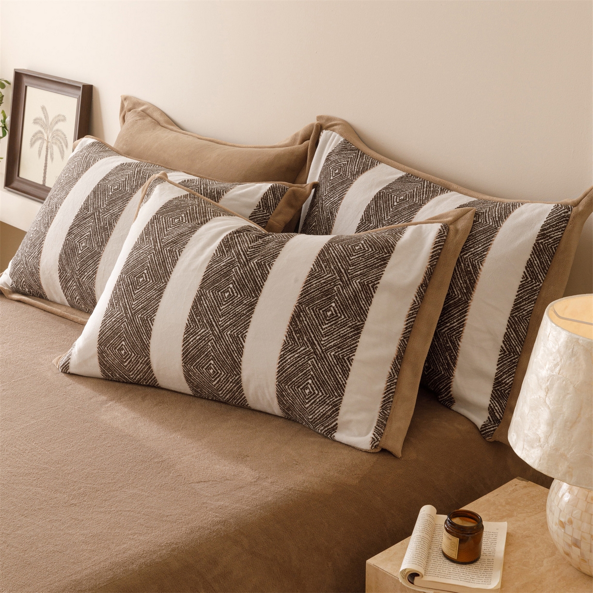 91家纺网 家纺一手货源 找家纺 恬思语家纺 2025新款亲肤舒适无印风宽边立体烂花牛奶绒四件套 条纹主义-深咖