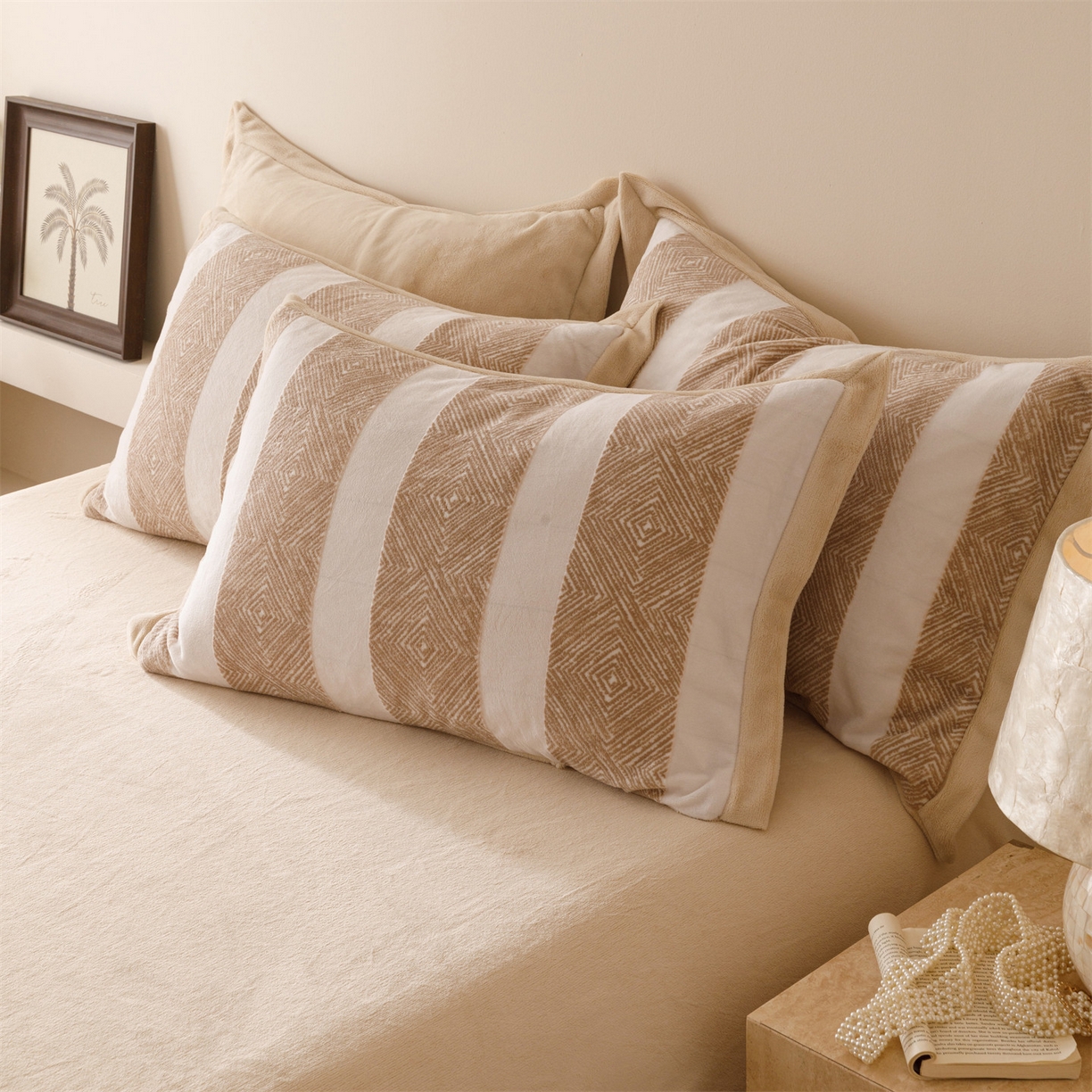 91家纺网 家纺一手货源 找家纺 恬思语家纺 2025新款亲肤舒适无印风宽边立体烂花牛奶绒四件套 条纹主义-卡其