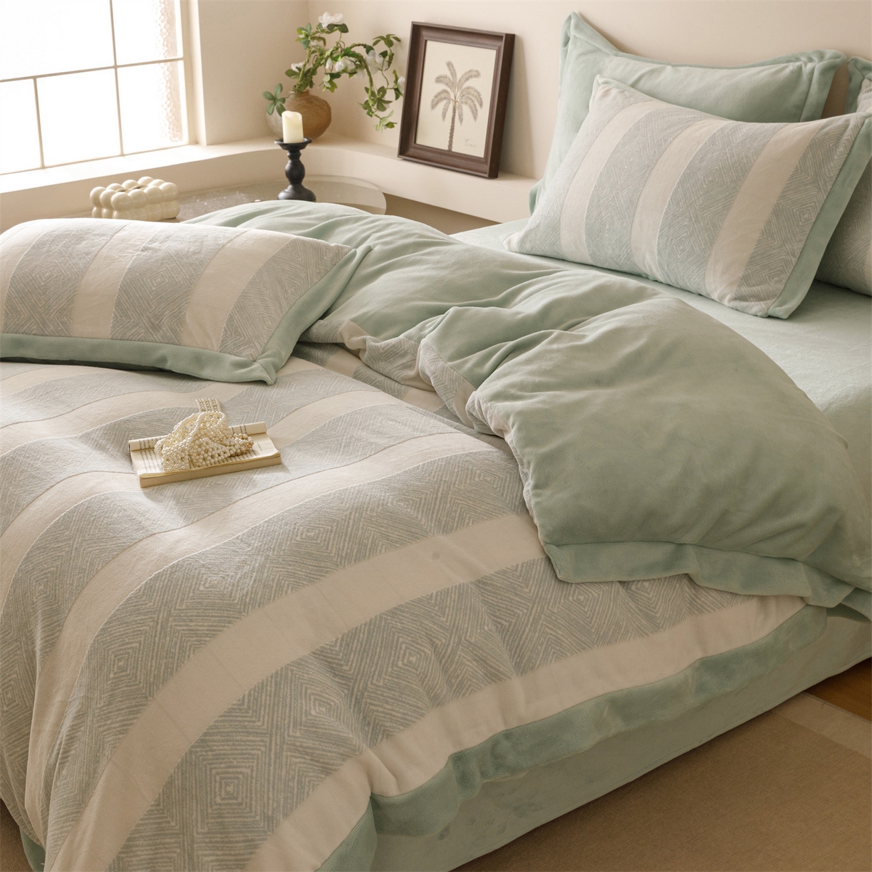 91家纺网 家纺一手货源 找家纺 恬思语家纺 2025新款亲肤舒适无印风宽边立体烂花牛奶绒四件套 简约人生-绿