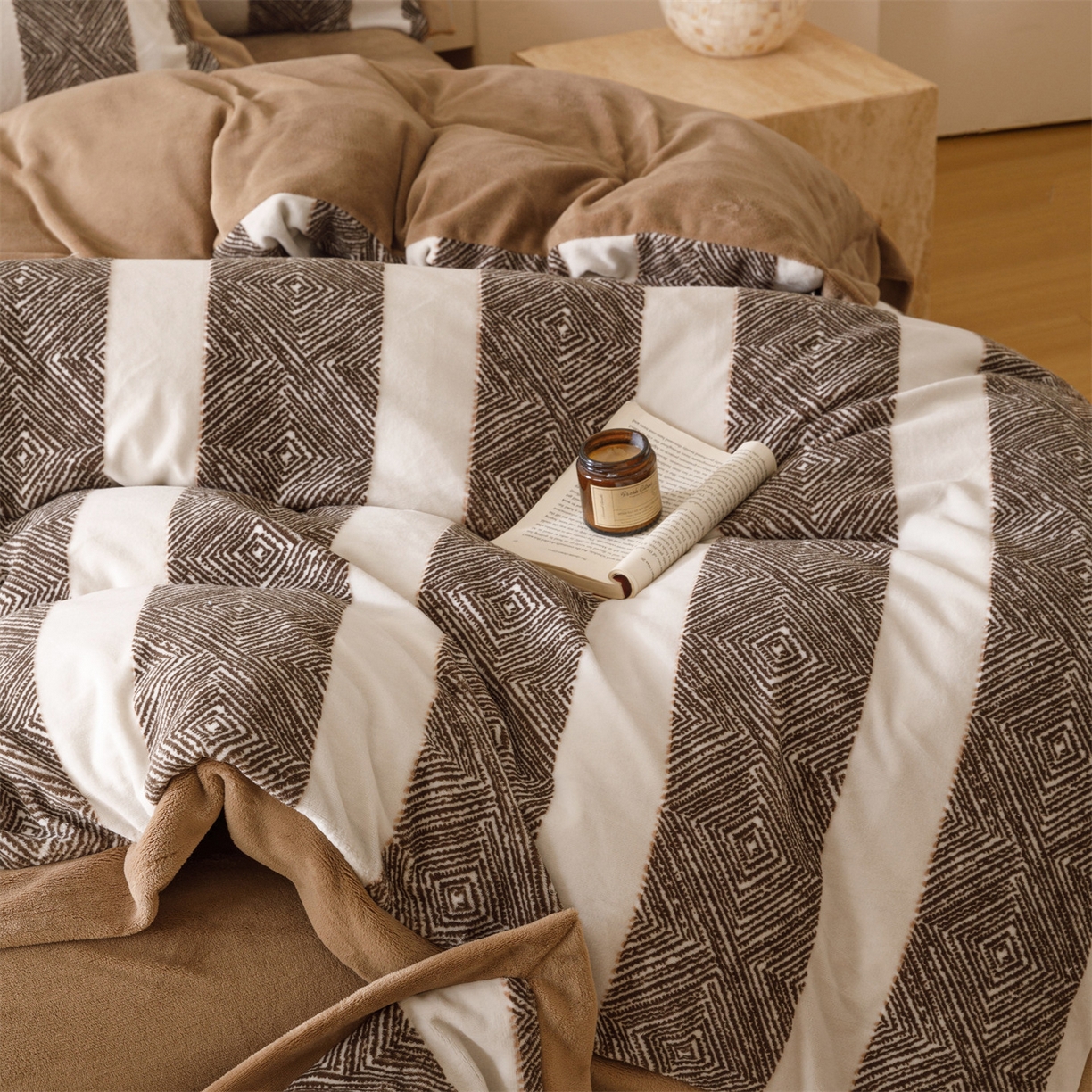 91家纺网 家纺一手货源 找家纺 恬思语家纺 2025新款亲肤舒适无印风宽边立体烂花牛奶绒四件套 条纹主义-深咖