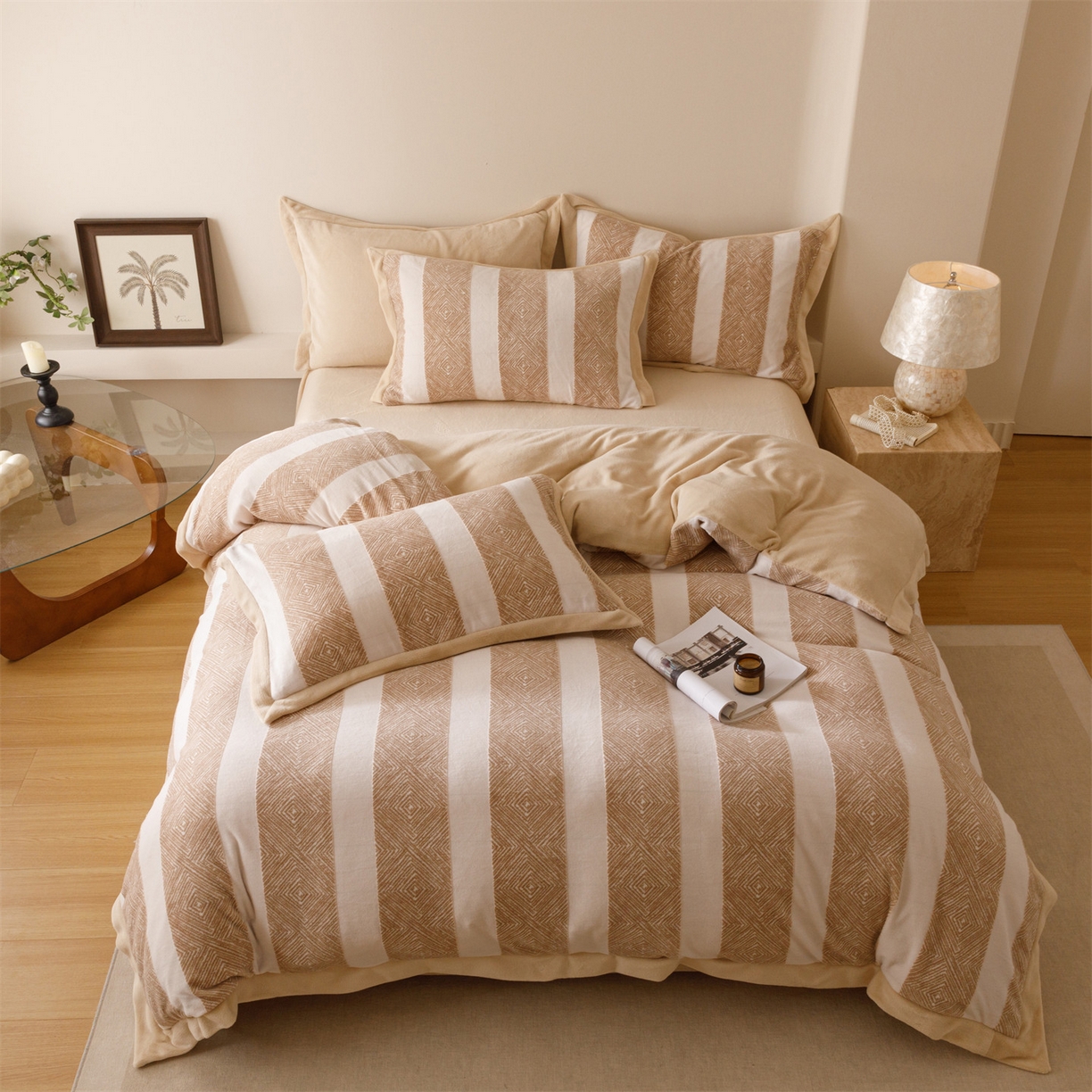 91家纺网 家纺一手货源 找家纺 恬思语家纺 2025新款亲肤舒适无印风宽边立体烂花牛奶绒四件套 条纹主义-卡其