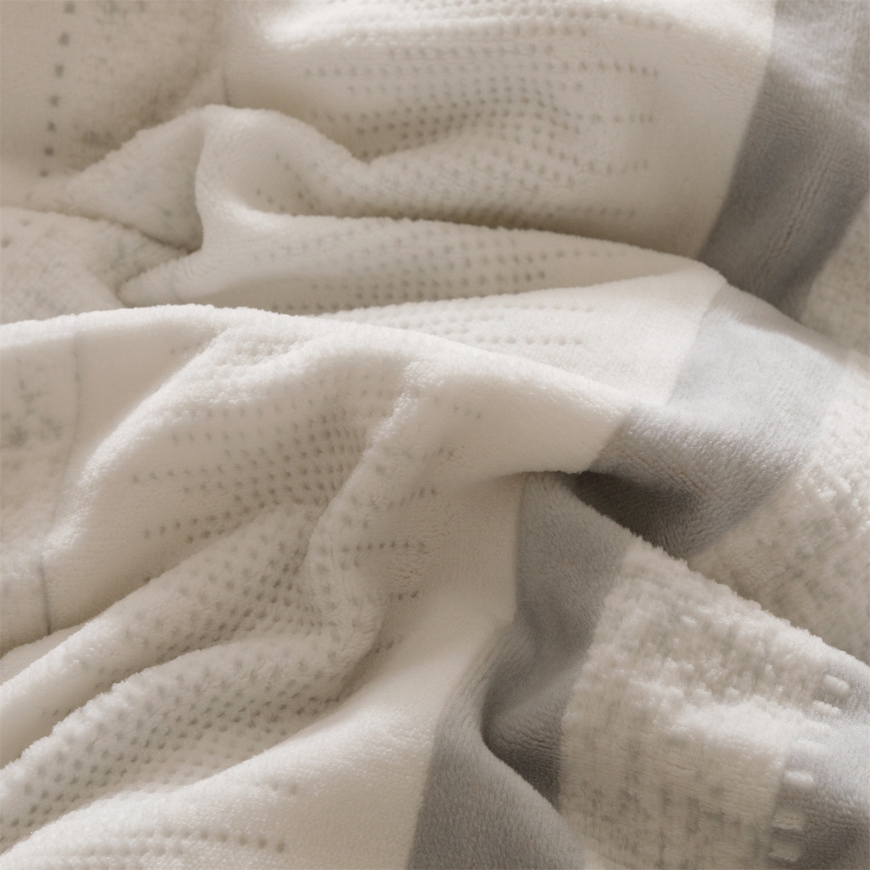 91家纺网 家纺一手货源 找家纺 恬思语家纺 2025新款亲肤舒适无印风宽边立体烂花牛奶绒四件套 简约人生-灰