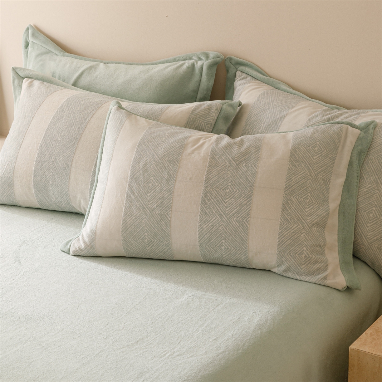 91家纺网 家纺一手货源 找家纺 恬思语家纺 2025新款亲肤舒适无印风宽边立体烂花牛奶绒四件套 简约人生-绿