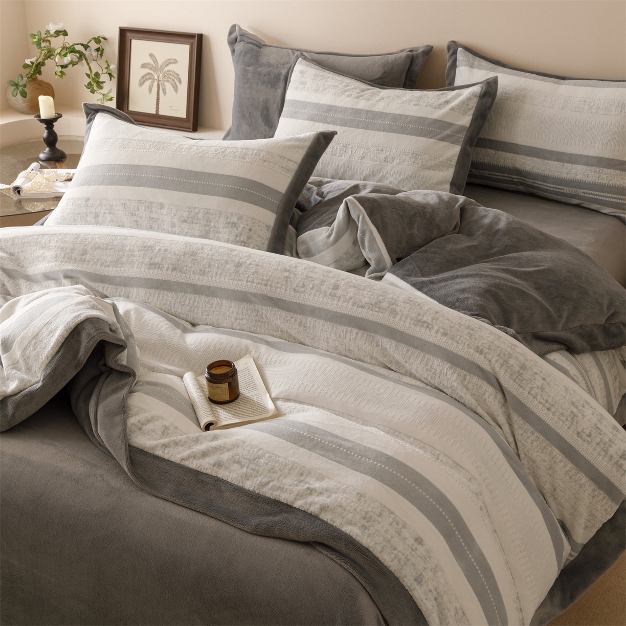 91家纺网 家纺一手货源 找家纺 恬思语家纺 2025新款亲肤舒适无印风宽边立体烂花牛奶绒四件套 简约人生-灰