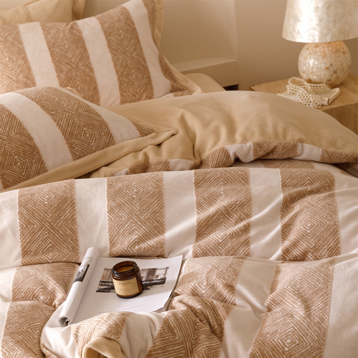 91家纺网 家纺一手货源 找家纺 恬思语家纺 2025新款亲肤舒适无印风宽边立体烂花牛奶绒四件套 条纹主义-卡其