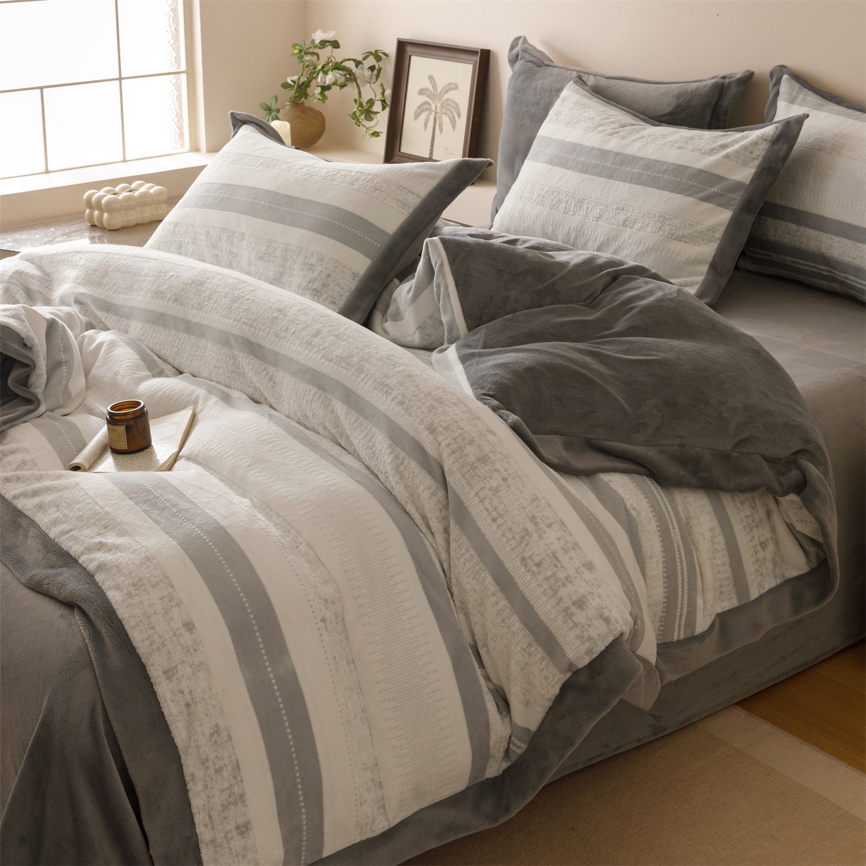 91家纺网 家纺一手货源 找家纺 恬思语家纺 2025新款亲肤舒适无印风宽边立体烂花牛奶绒四件套 简约人生-灰