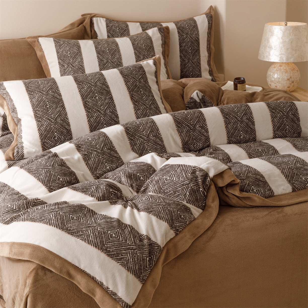 91家纺网 家纺一手货源 找家纺 恬思语家纺 2025新款亲肤舒适无印风宽边立体烂花牛奶绒四件套 条纹主义-深咖