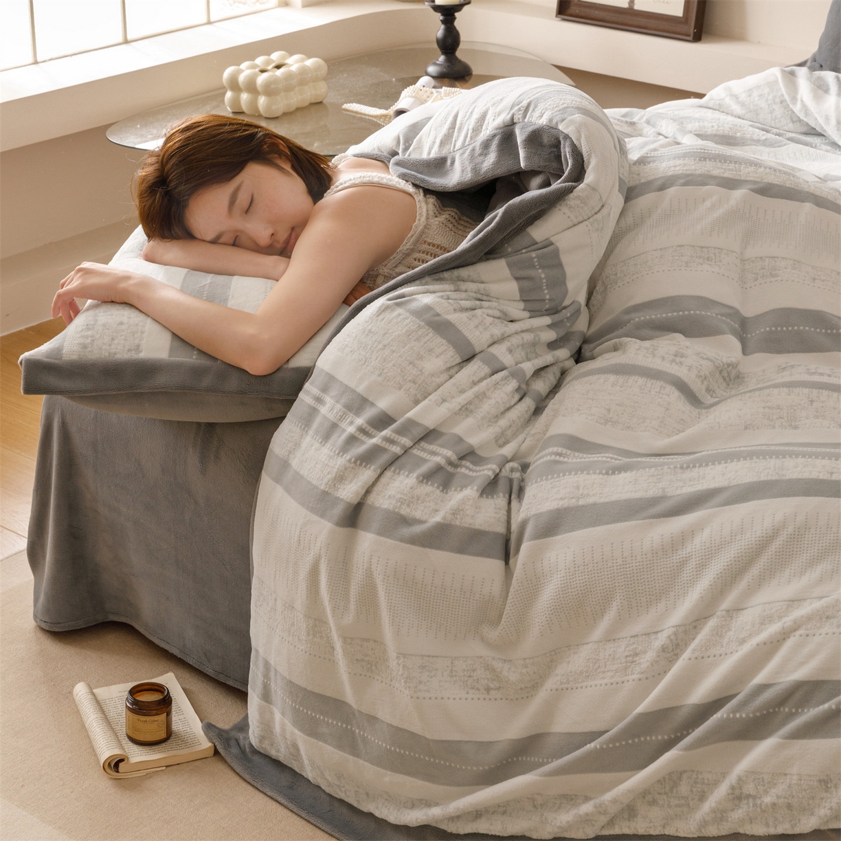 91家纺网 家纺一手货源 找家纺 恬思语家纺 2025新款亲肤舒适无印风宽边立体烂花牛奶绒四件套 简约人生-灰