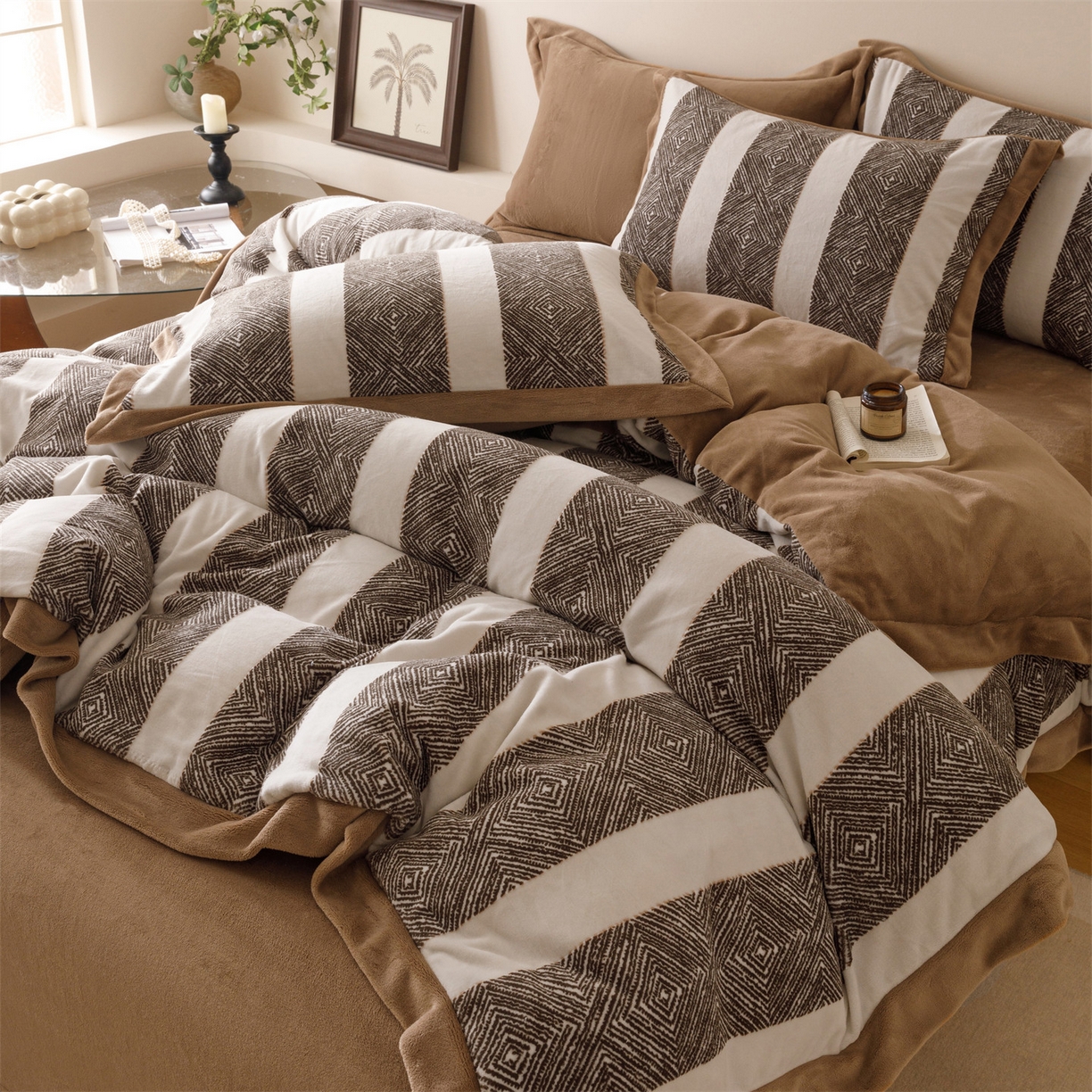 91家纺网 家纺一手货源 找家纺 恬思语家纺 2025新款亲肤舒适无印风宽边立体烂花牛奶绒四件套 条纹主义-深咖