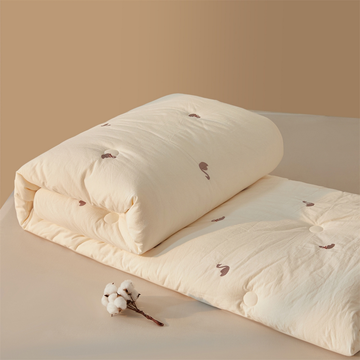 91家纺网 家纺一手货源 找家纺 创优家纺 2025新款专版绣花被全棉满绣刺绣被芯里外全棉新疆棉花被纯棉被芯被子春秋被冬被儿童被直播 里外全棉-领结天鹅