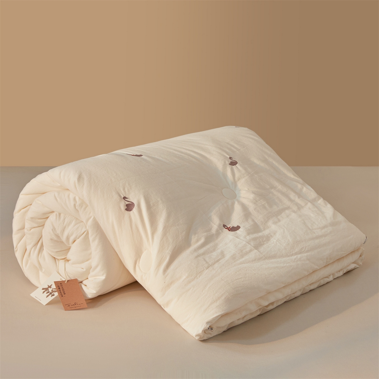 91家纺网 家纺一手货源 找家纺 创优家纺 2025新款专版绣花被全棉满绣刺绣被芯里外全棉新疆棉花被纯棉被芯被子春秋被冬被儿童被直播 里外全棉-领结天鹅