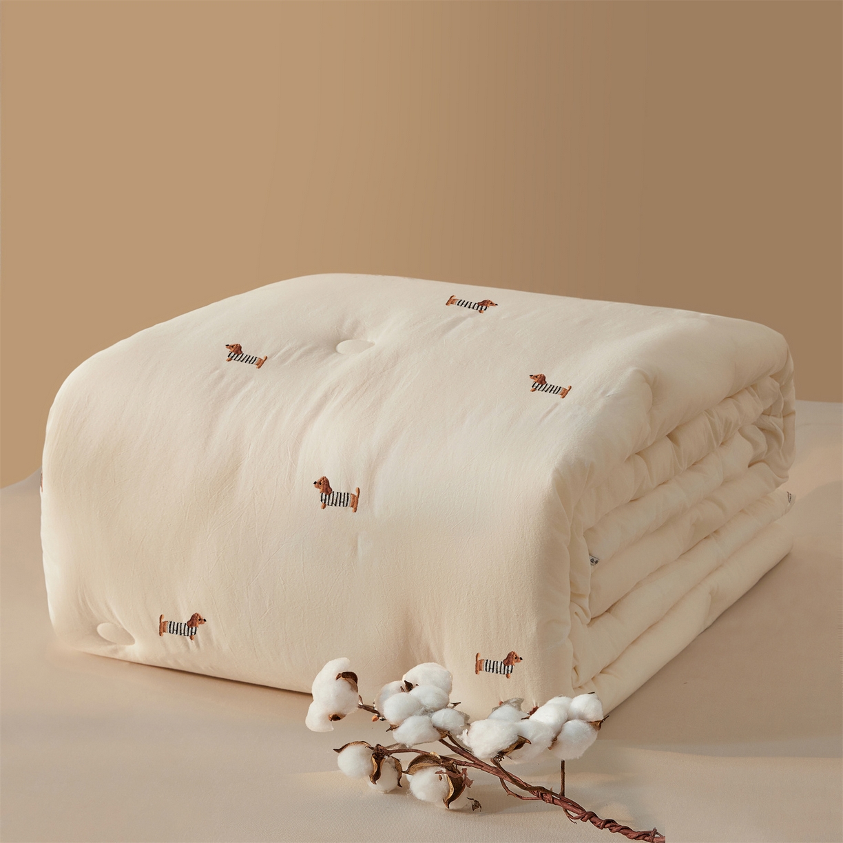 91家纺网 家纺一手货源 找家纺 创优家纺 2025新款专版绣花被全棉满绣刺绣被芯里外全棉新疆棉花被纯棉被芯被子春秋被冬被儿童被直播 里外全棉-腊肠狗