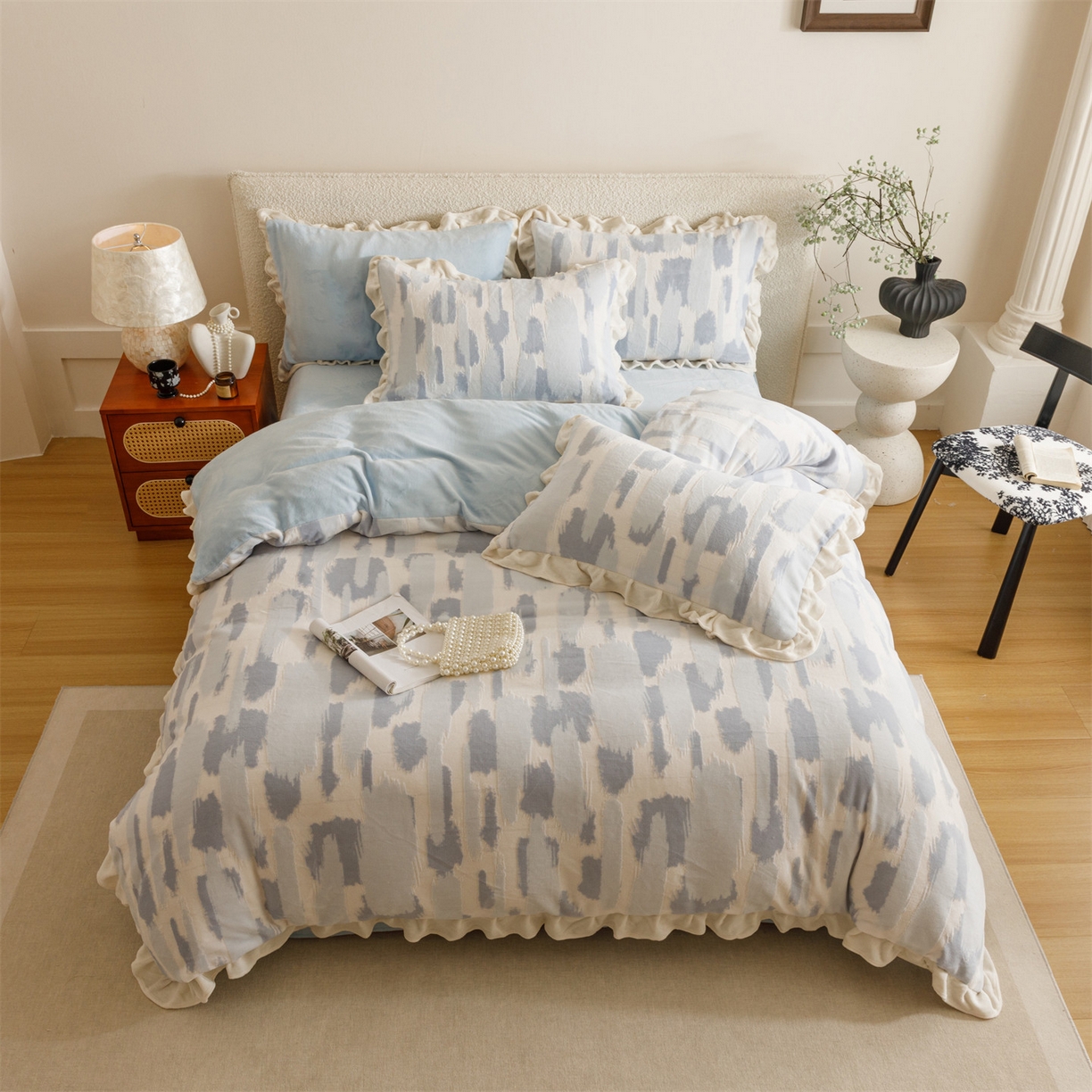 91家纺网 家纺一手货源 找家纺 恬思语家纺 2025新款亲肤舒适韩风小清新花边牛奶绒四件套 奇想-蓝