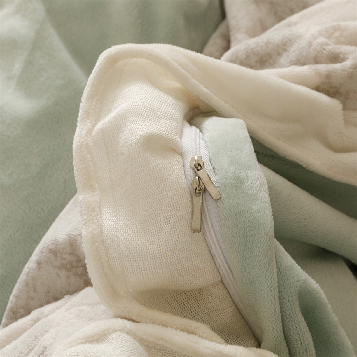 91家纺网 家纺一手货源 找家纺 恬思语家纺 2025新款亲肤舒适韩风小清新花边牛奶绒四件套 梦幻森林-绿