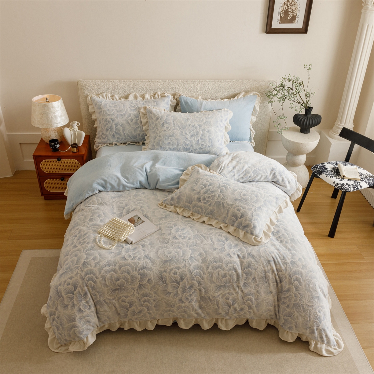 91家纺网 家纺一手货源 找家纺 恬思语家纺 2025新款亲肤舒适韩风小清新花边牛奶绒四件套 百花绽放-蓝