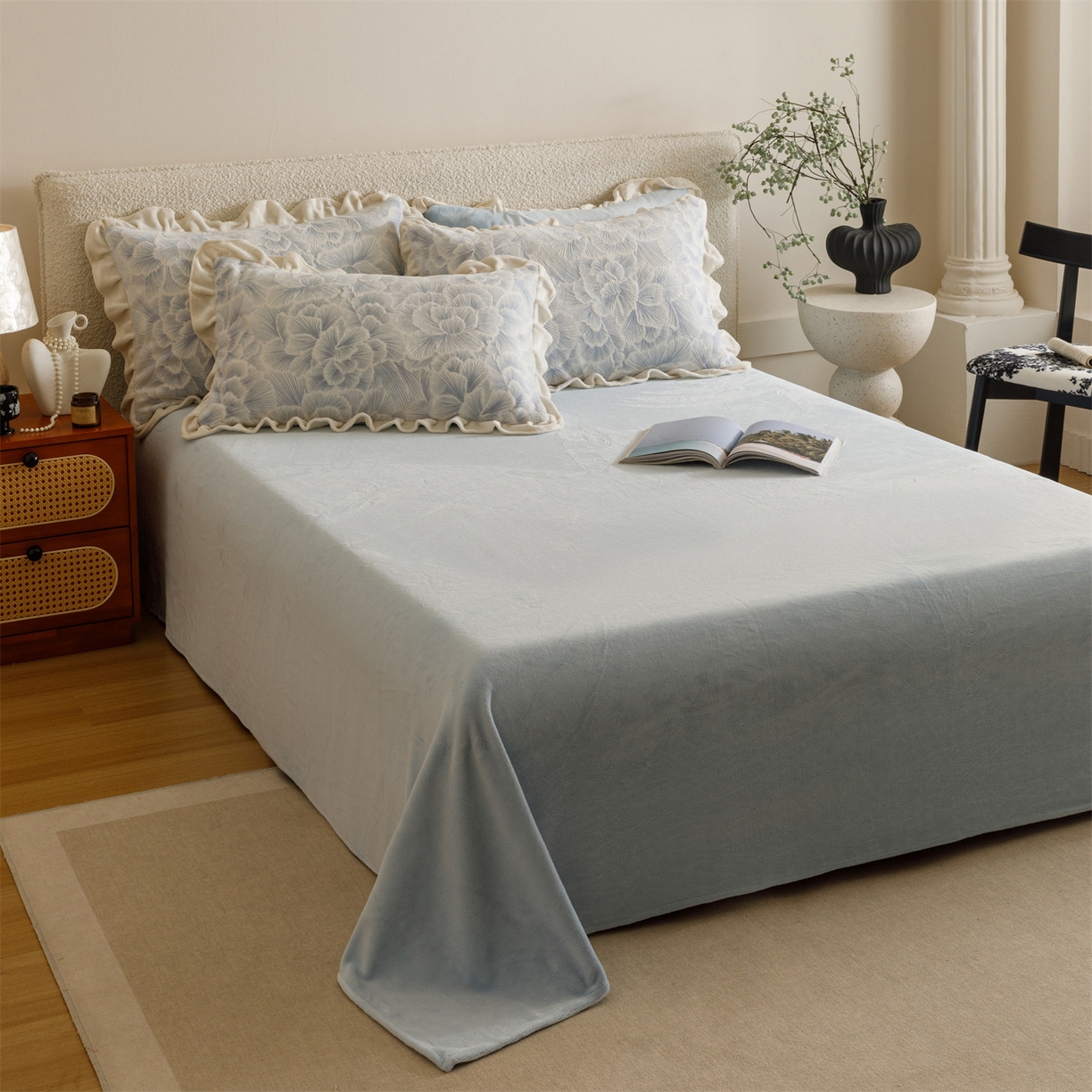 91家纺网 家纺一手货源 找家纺 恬思语家纺 2025新款亲肤舒适韩风小清新花边牛奶绒四件套 百花绽放-蓝