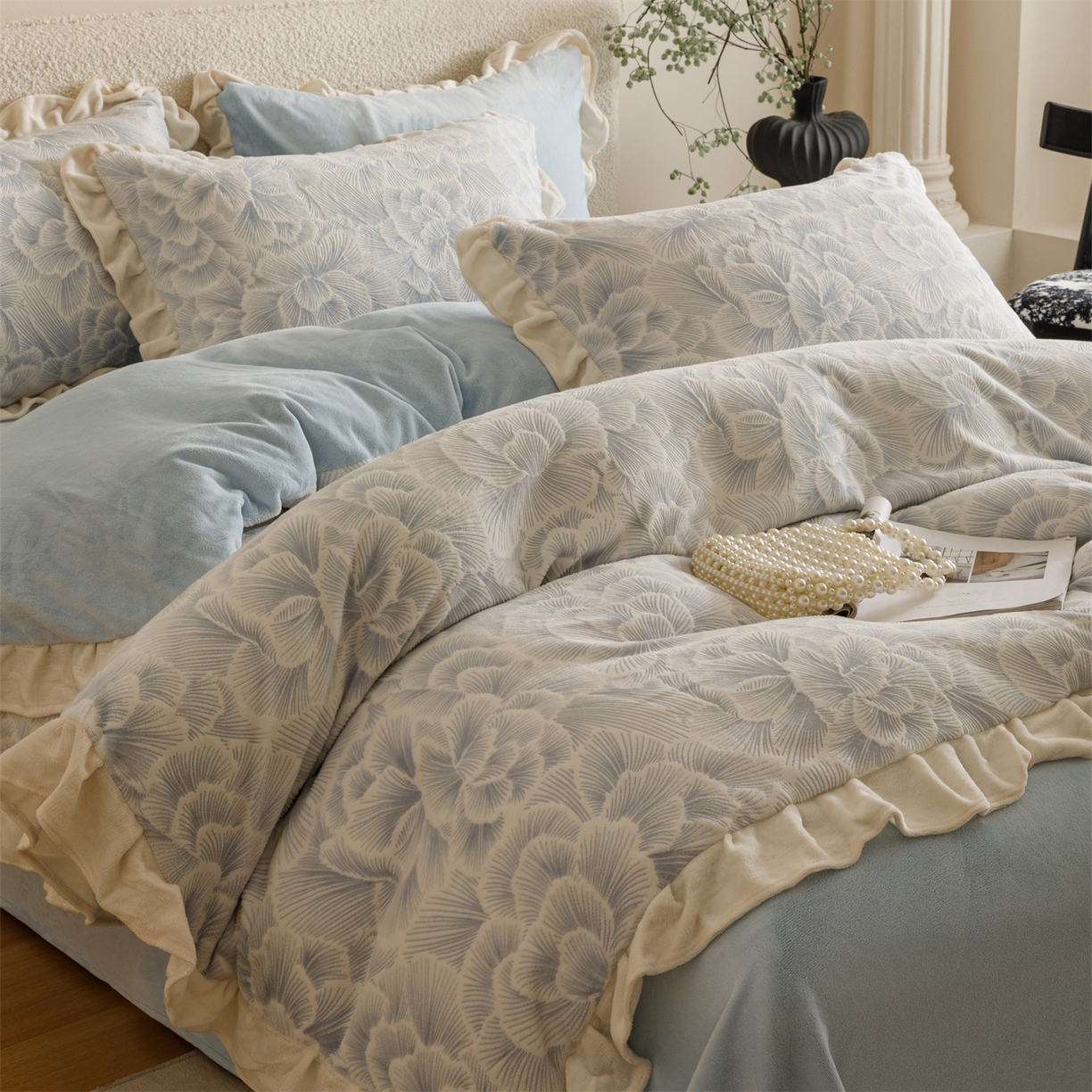 91家纺网 家纺一手货源 找家纺 恬思语家纺 2025新款亲肤舒适韩风小清新花边牛奶绒四件套 百花绽放-蓝