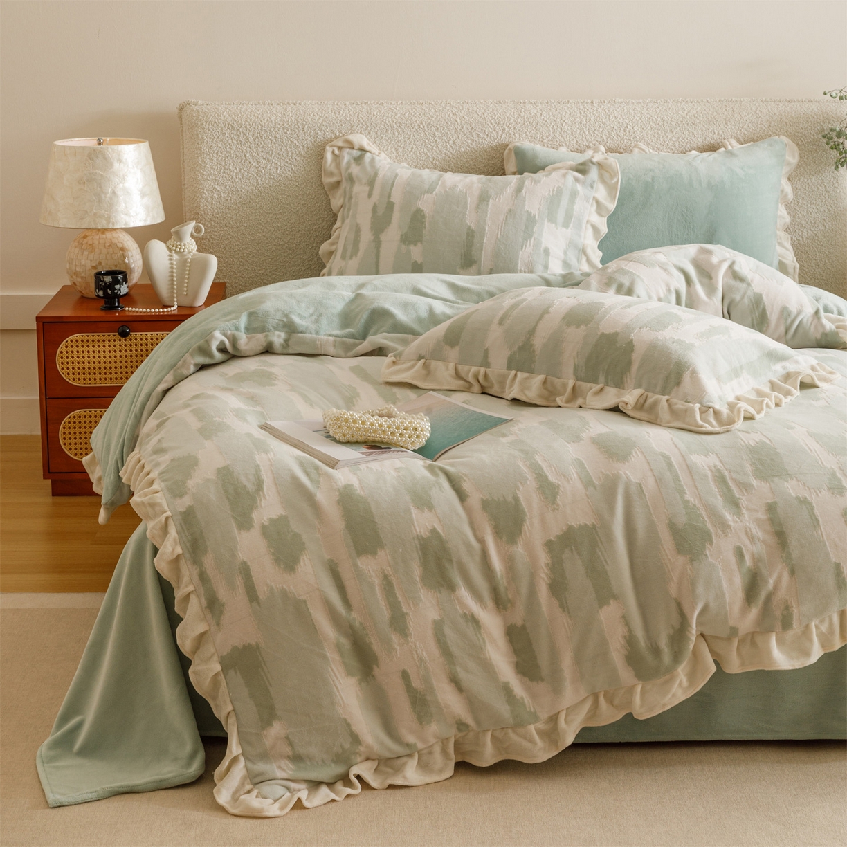 91家纺网 家纺一手货源 找家纺 恬思语家纺 2025新款亲肤舒适韩风小清新花边牛奶绒四件套 奇想-绿