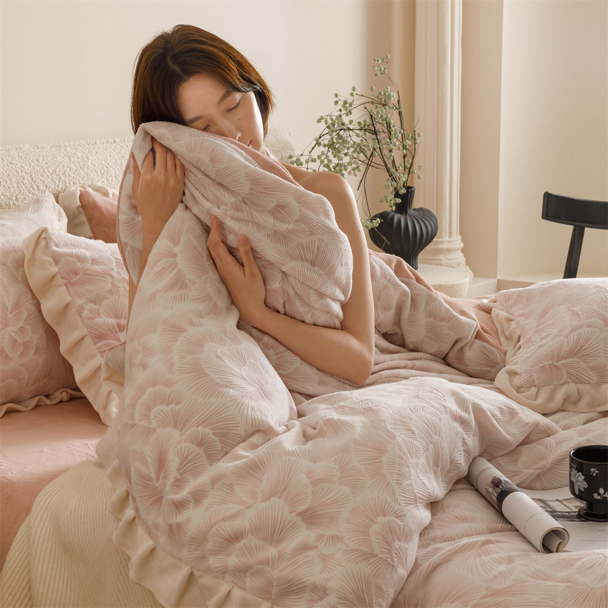 91家纺网 家纺一手货源 找家纺 恬思语家纺 2025新款亲肤舒适韩风小清新花边牛奶绒四件套 百花绽放-粉