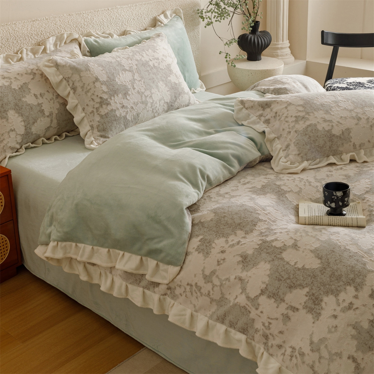 91家纺网 家纺一手货源 找家纺 恬思语家纺 2025新款亲肤舒适韩风小清新花边牛奶绒四件套 梦幻森林-绿