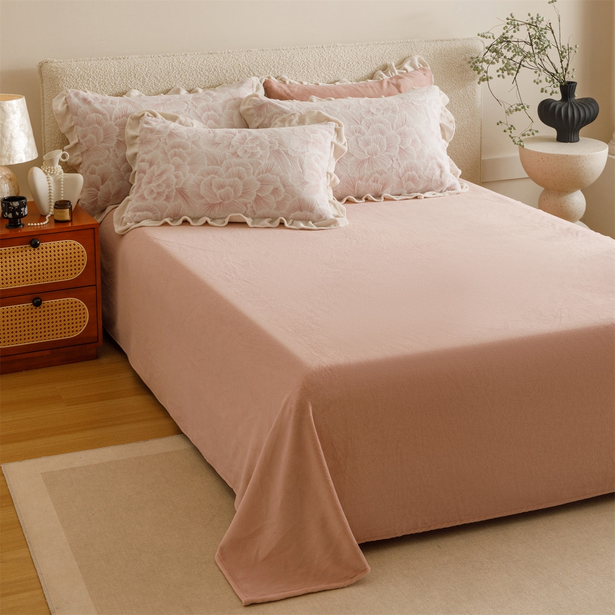 91家纺网 家纺一手货源 找家纺 恬思语家纺 2025新款亲肤舒适韩风小清新花边牛奶绒四件套 百花绽放-粉