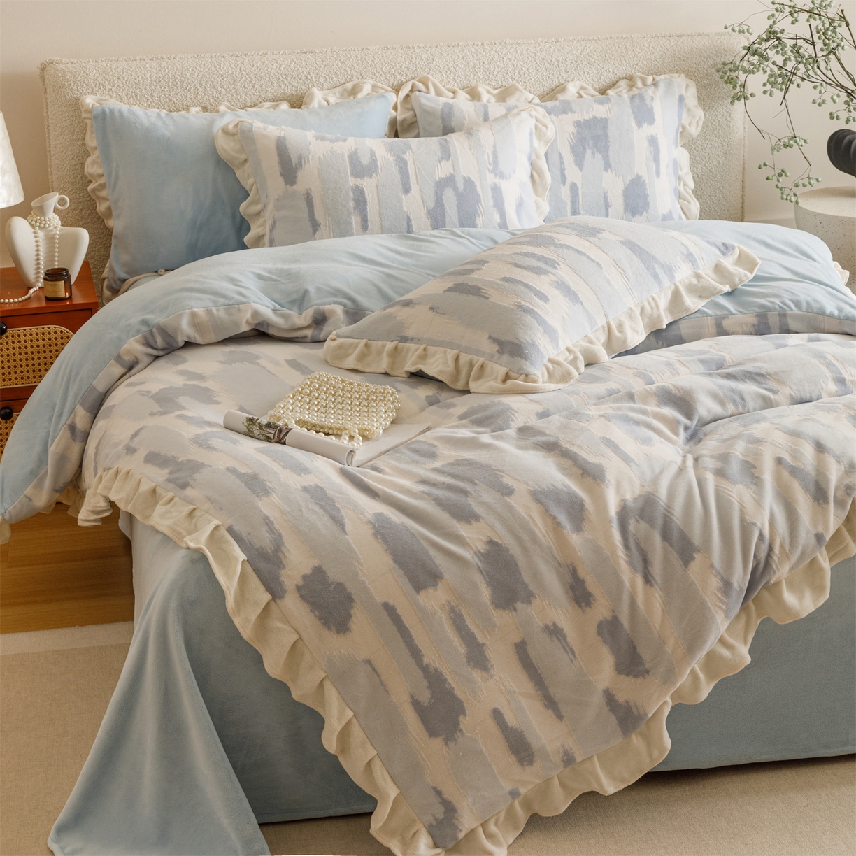 91家纺网 家纺一手货源 找家纺 恬思语家纺 2025新款亲肤舒适韩风小清新花边牛奶绒四件套 奇想-蓝