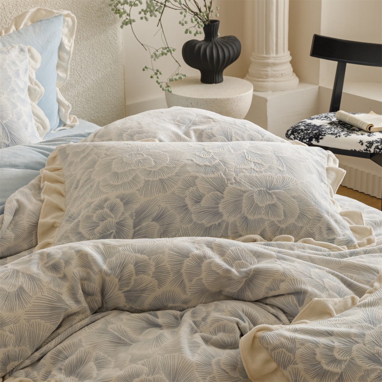 91家纺网 家纺一手货源 找家纺 恬思语家纺 2025新款亲肤舒适韩风小清新花边牛奶绒四件套 百花绽放-蓝