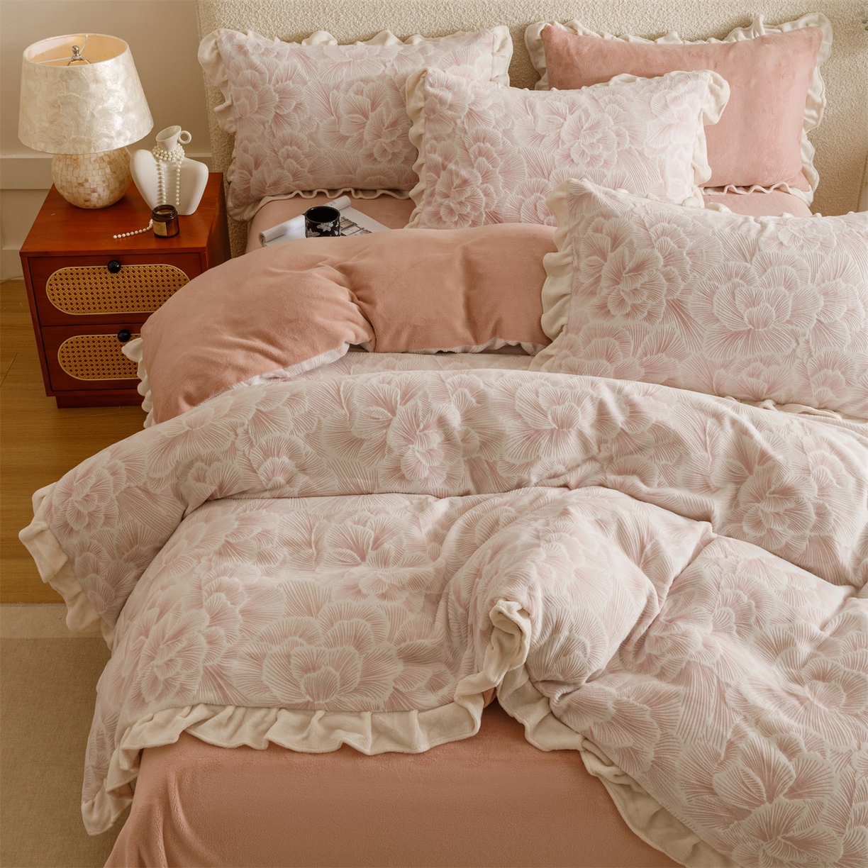 91家纺网 家纺一手货源 找家纺 恬思语家纺 2025新款亲肤舒适韩风小清新花边牛奶绒四件套 百花绽放-粉