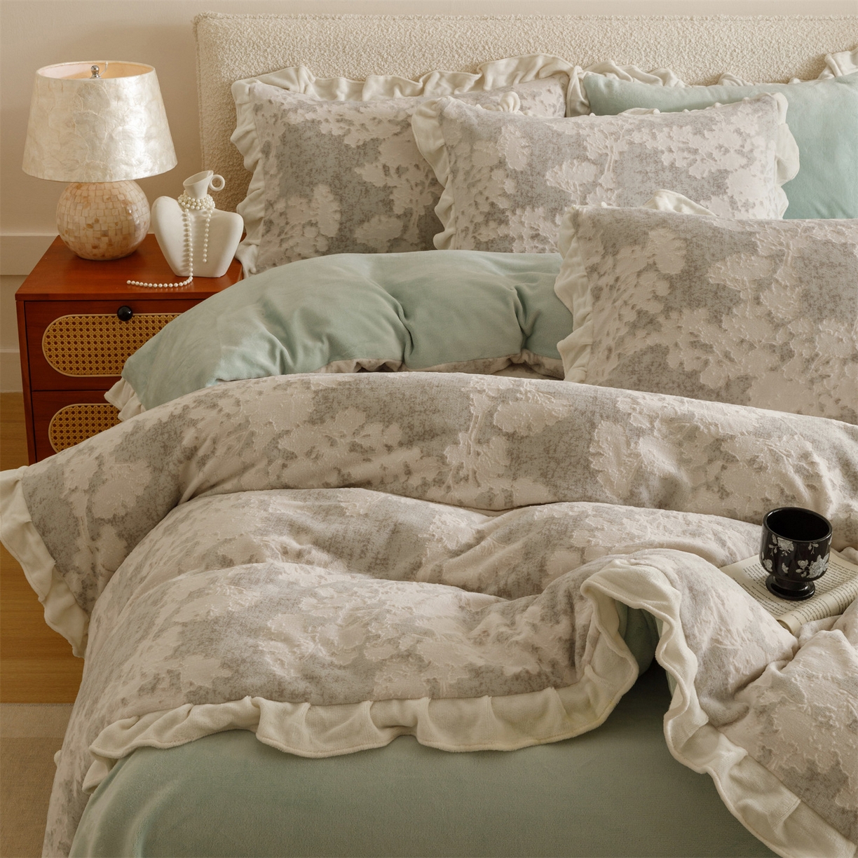 91家纺网 家纺一手货源 找家纺 恬思语家纺 2025新款亲肤舒适韩风小清新花边牛奶绒四件套 梦幻森林-绿