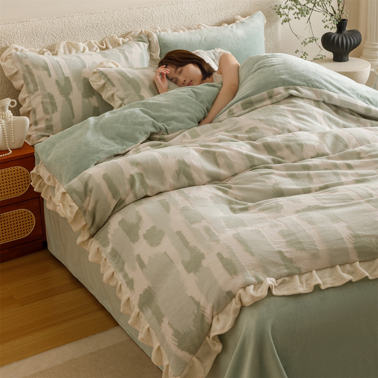 91家纺网 家纺一手货源 找家纺 恬思语家纺 2025新款亲肤舒适韩风小清新花边牛奶绒四件套 奇想-绿