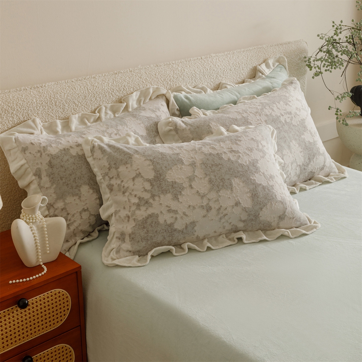 91家纺网 家纺一手货源 找家纺 恬思语家纺 2025新款亲肤舒适韩风小清新花边牛奶绒四件套 梦幻森林-绿