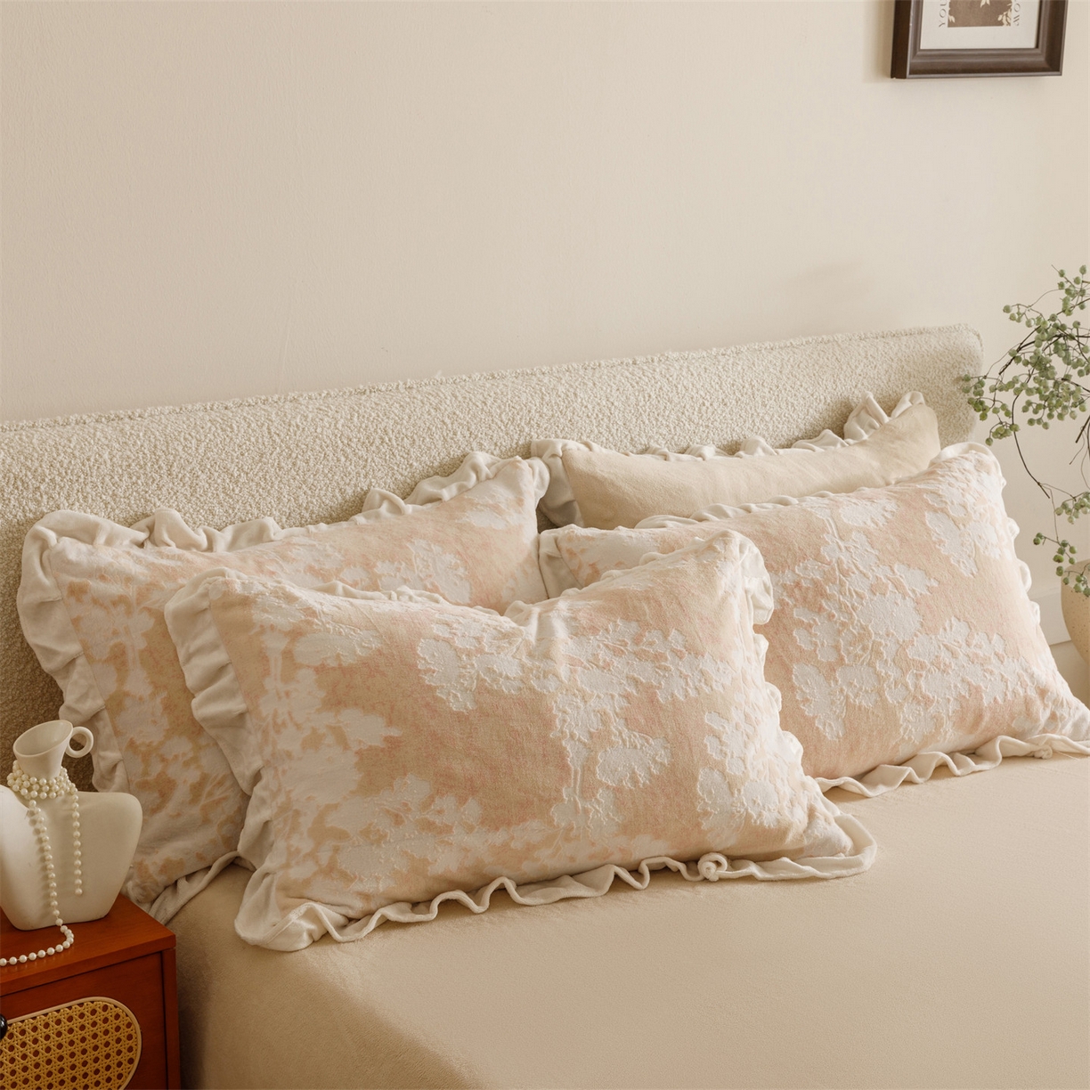 91家纺网 家纺一手货源 找家纺 恬思语家纺 2025新款亲肤舒适韩风小清新花边牛奶绒四件套 梦幻森林-粉