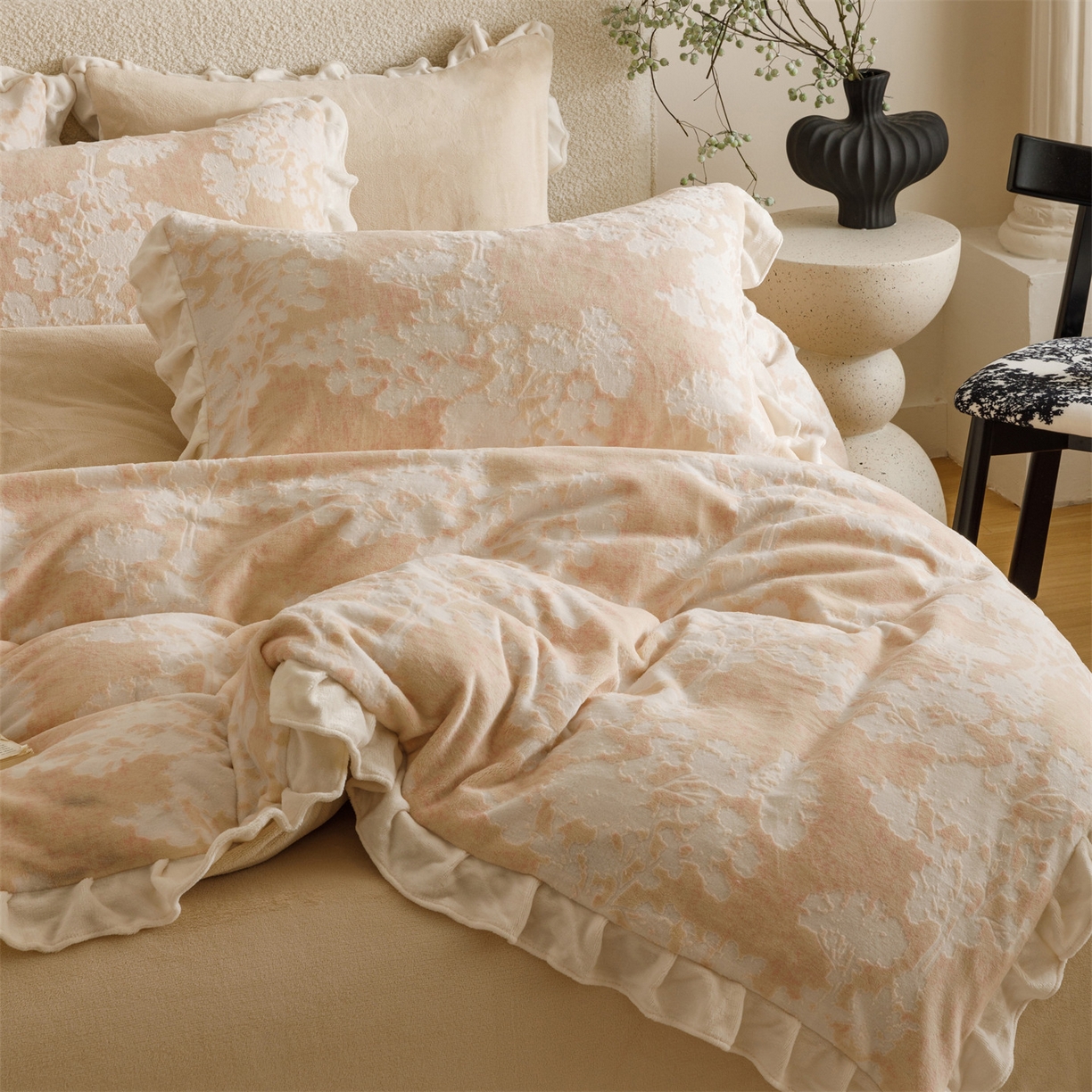 91家纺网 家纺一手货源 找家纺 恬思语家纺 2025新款亲肤舒适韩风小清新花边牛奶绒四件套 梦幻森林-粉