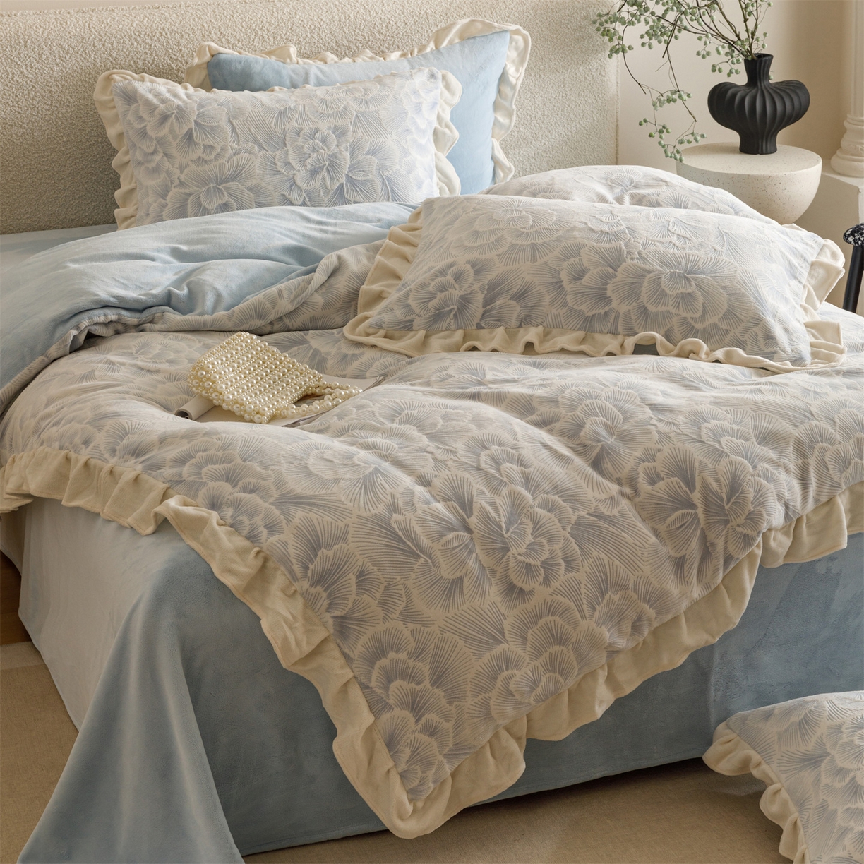 91家纺网 家纺一手货源 找家纺 恬思语家纺 2025新款亲肤舒适韩风小清新花边牛奶绒四件套 百花绽放-蓝