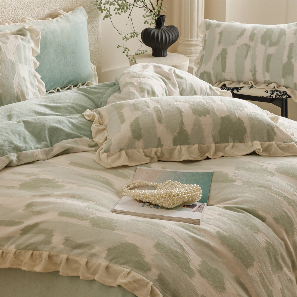 91家纺网 家纺一手货源 找家纺 恬思语家纺 2025新款亲肤舒适韩风小清新花边牛奶绒四件套 奇想-绿