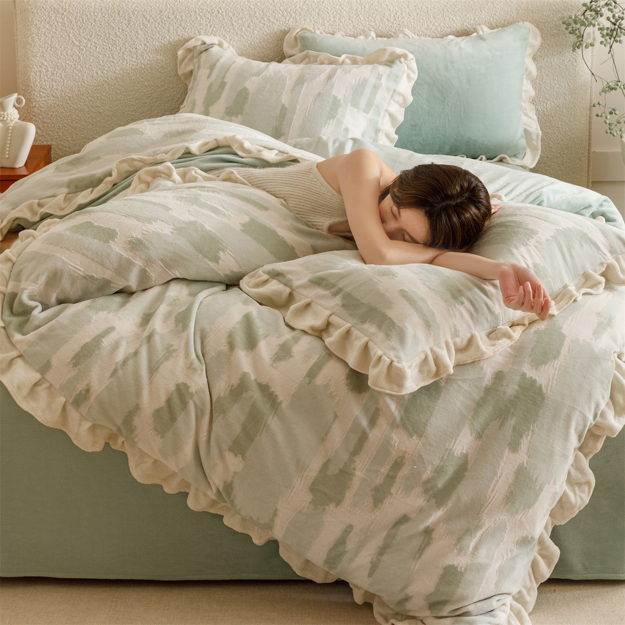 91家纺网 家纺一手货源 找家纺 恬思语家纺 2025新款亲肤舒适韩风小清新花边牛奶绒四件套 奇想-绿