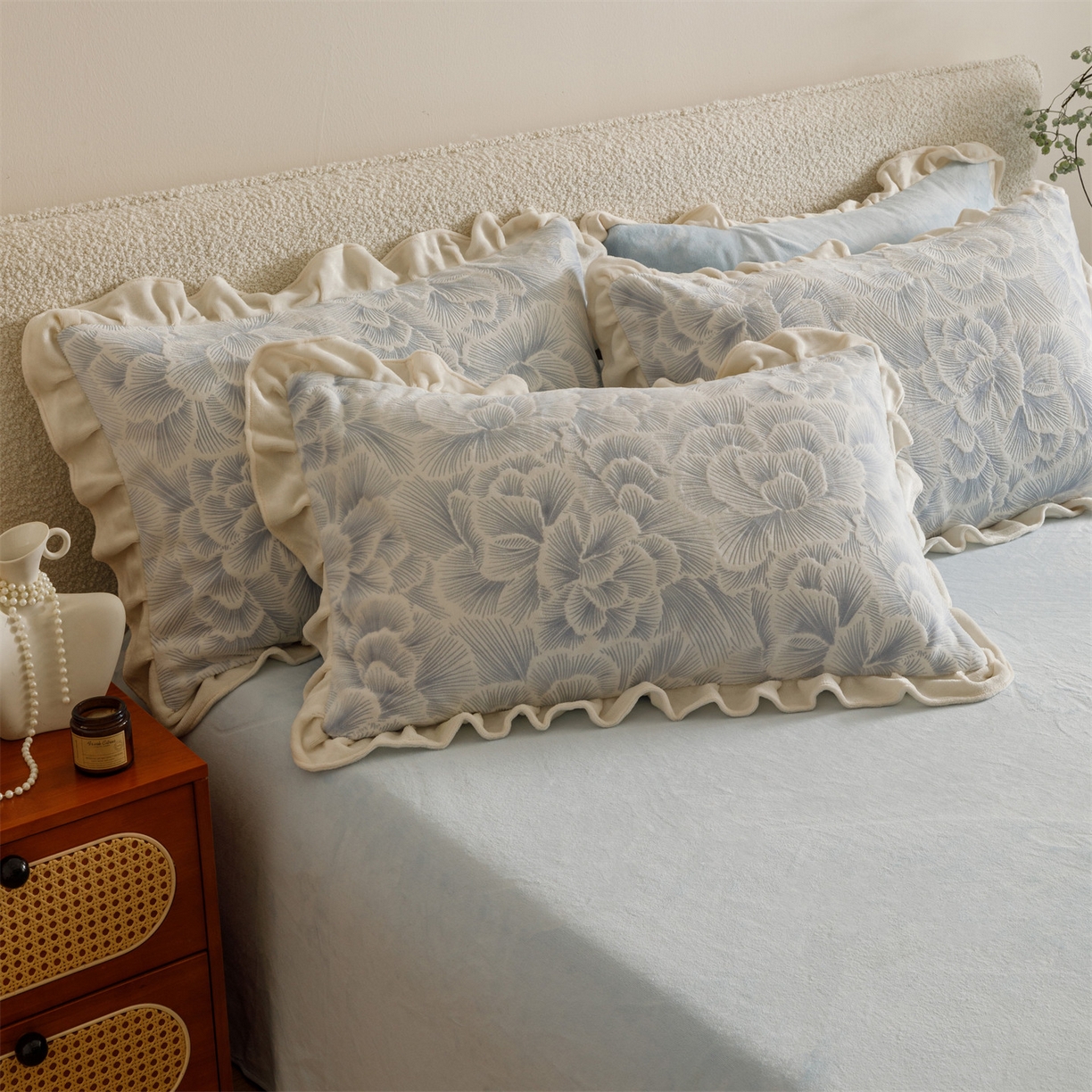 91家纺网 家纺一手货源 找家纺 恬思语家纺 2025新款亲肤舒适韩风小清新花边牛奶绒四件套 百花绽放-蓝