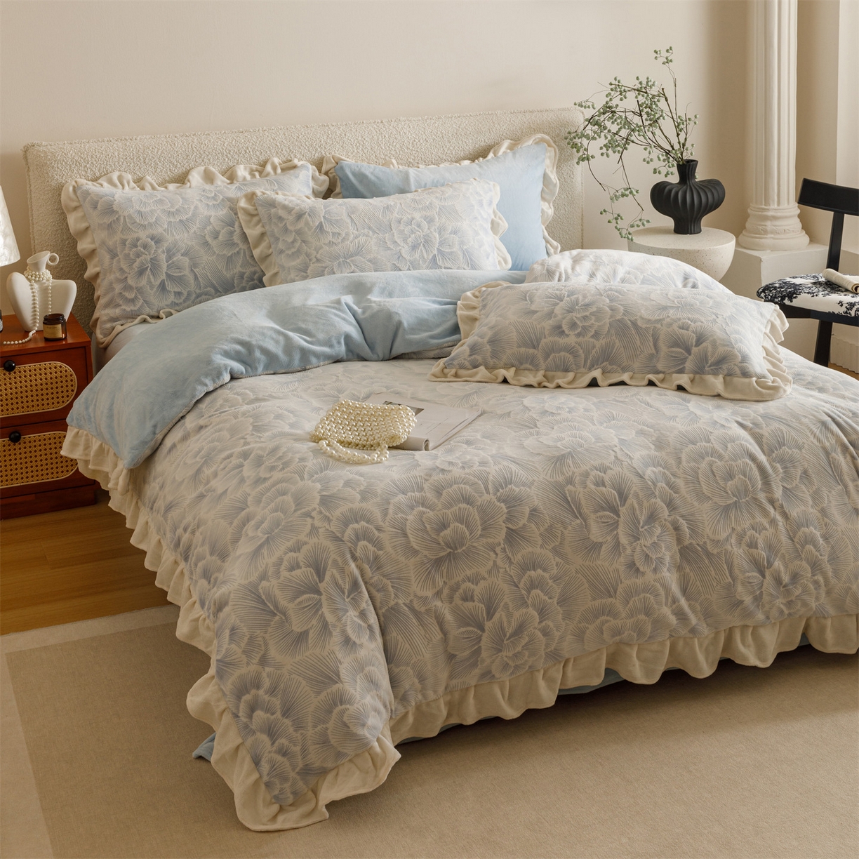 91家纺网 家纺一手货源 找家纺 恬思语家纺 2025新款亲肤舒适韩风小清新花边牛奶绒四件套 百花绽放-蓝