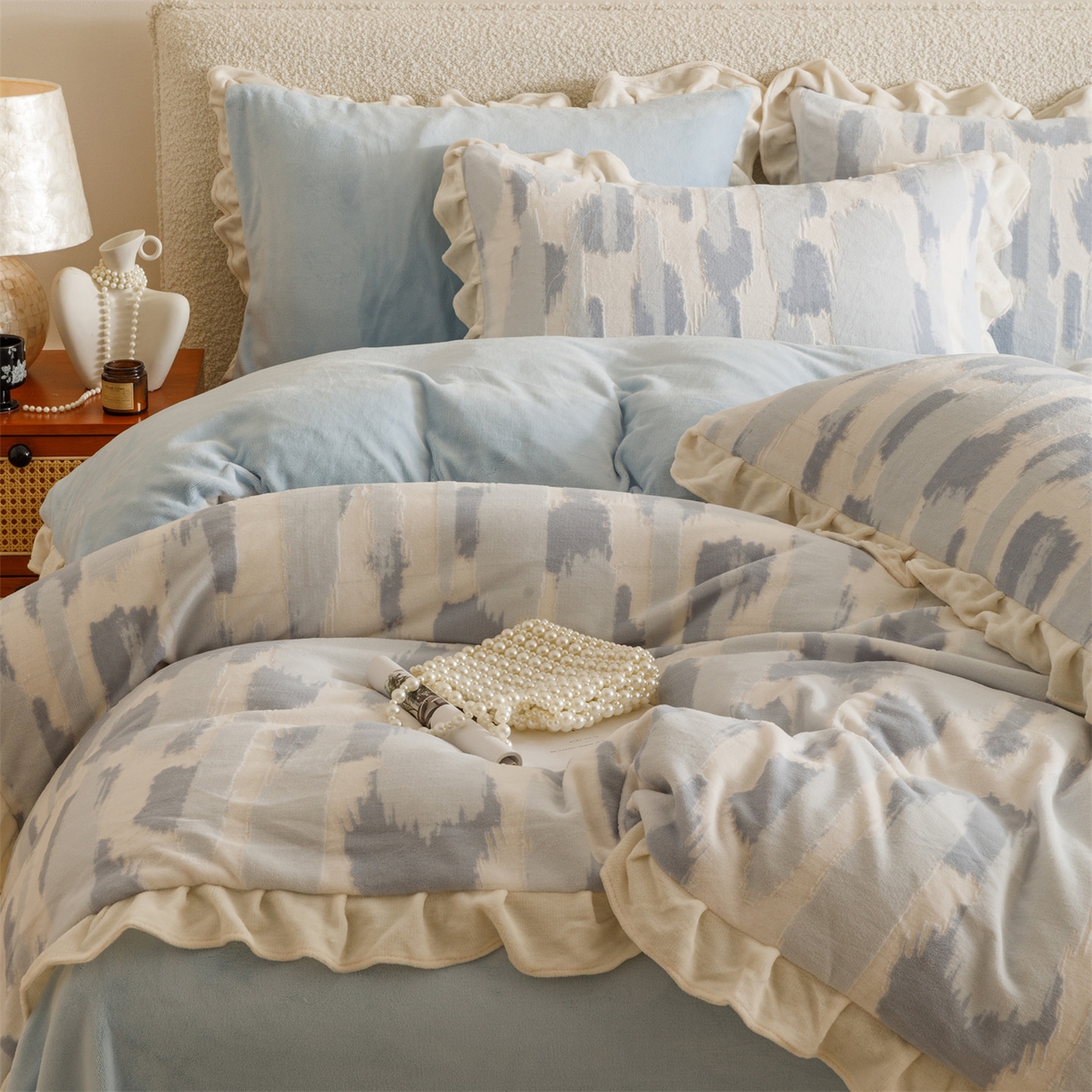 91家纺网 家纺一手货源 找家纺 恬思语家纺 2025新款亲肤舒适韩风小清新花边牛奶绒四件套 奇想-蓝