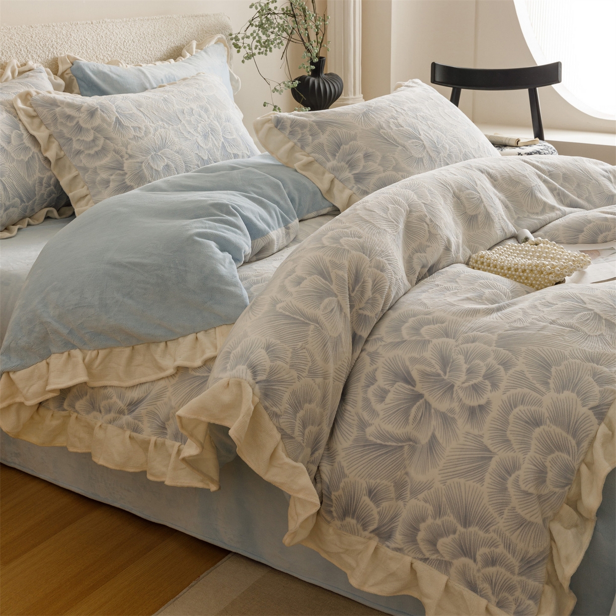 91家纺网 家纺一手货源 找家纺 恬思语家纺 2025新款亲肤舒适韩风小清新花边牛奶绒四件套 百花绽放-蓝