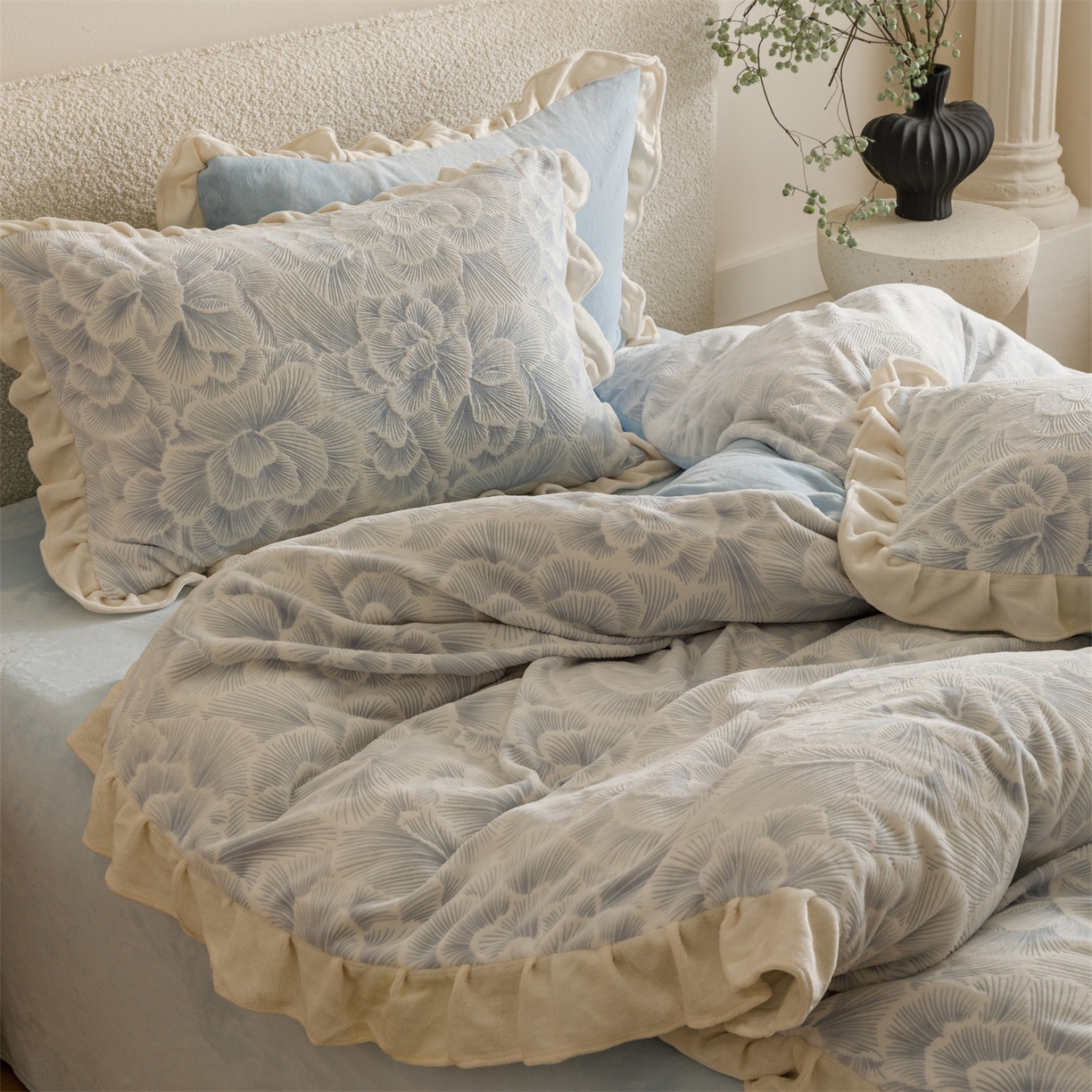 91家纺网 家纺一手货源 找家纺 恬思语家纺 2025新款亲肤舒适韩风小清新花边牛奶绒四件套 百花绽放-蓝