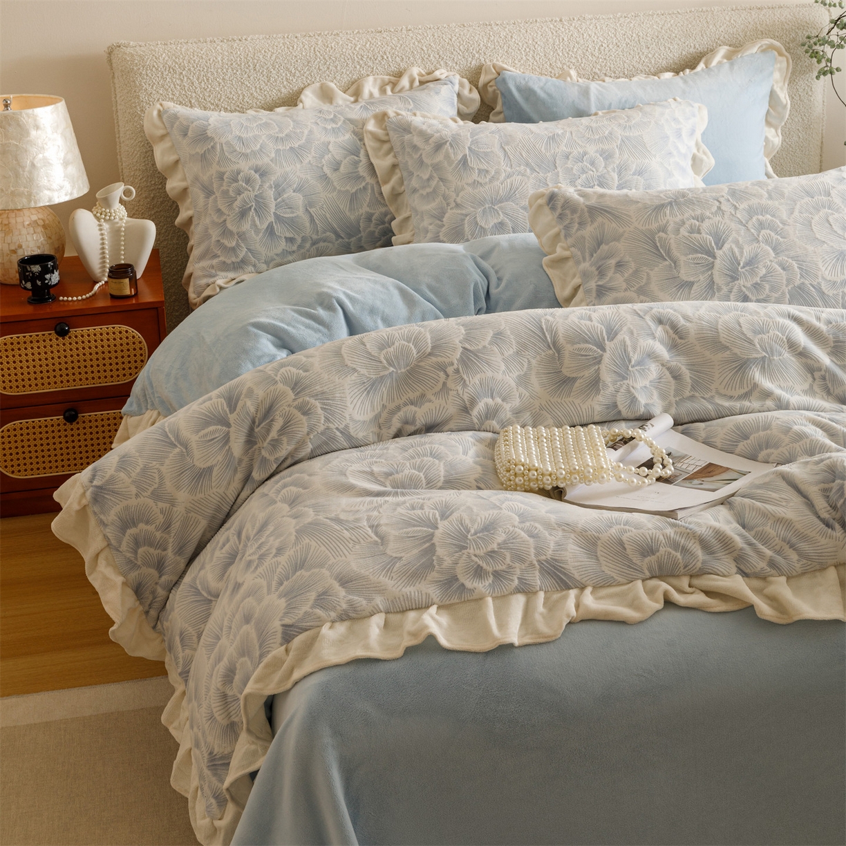 91家纺网 家纺一手货源 找家纺 恬思语家纺 2025新款亲肤舒适韩风小清新花边牛奶绒四件套 百花绽放-蓝