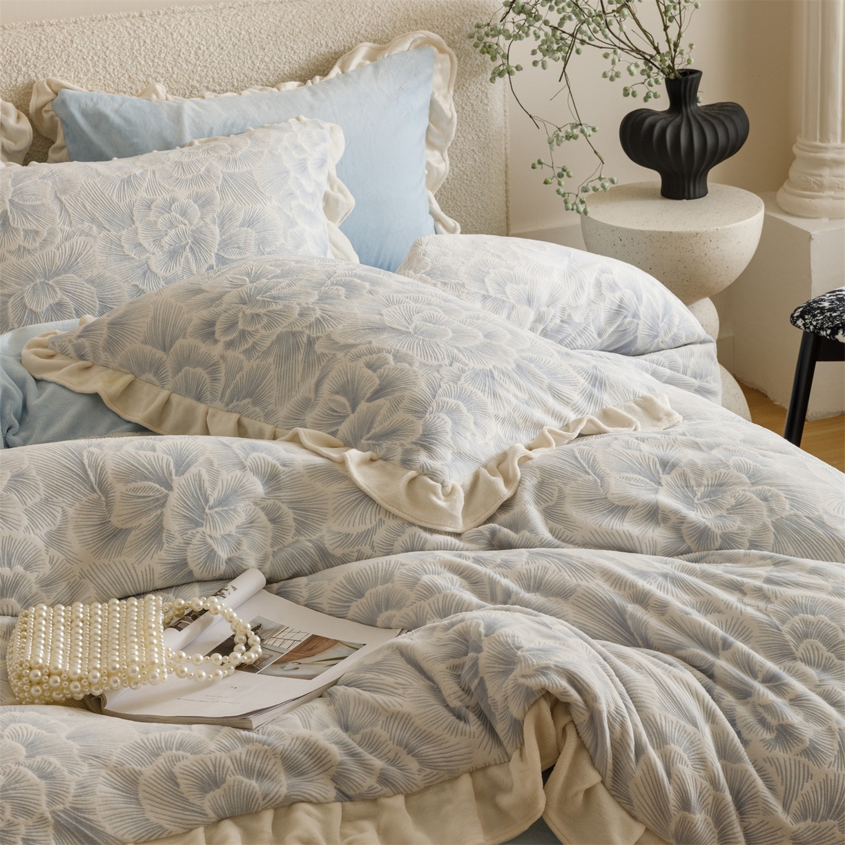 91家纺网 家纺一手货源 找家纺 恬思语家纺 2025新款亲肤舒适韩风小清新花边牛奶绒四件套 百花绽放-蓝