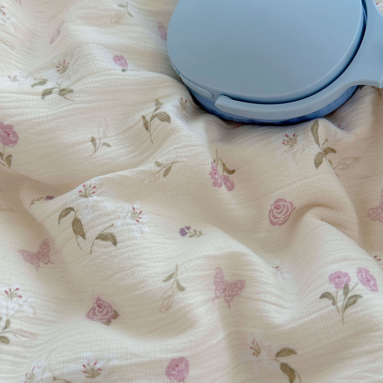 91家纺网 家纺一手货源 找家纺 金梦拉家纺 2025新款加厚皱皱纱婴儿纱四件套 花开有时