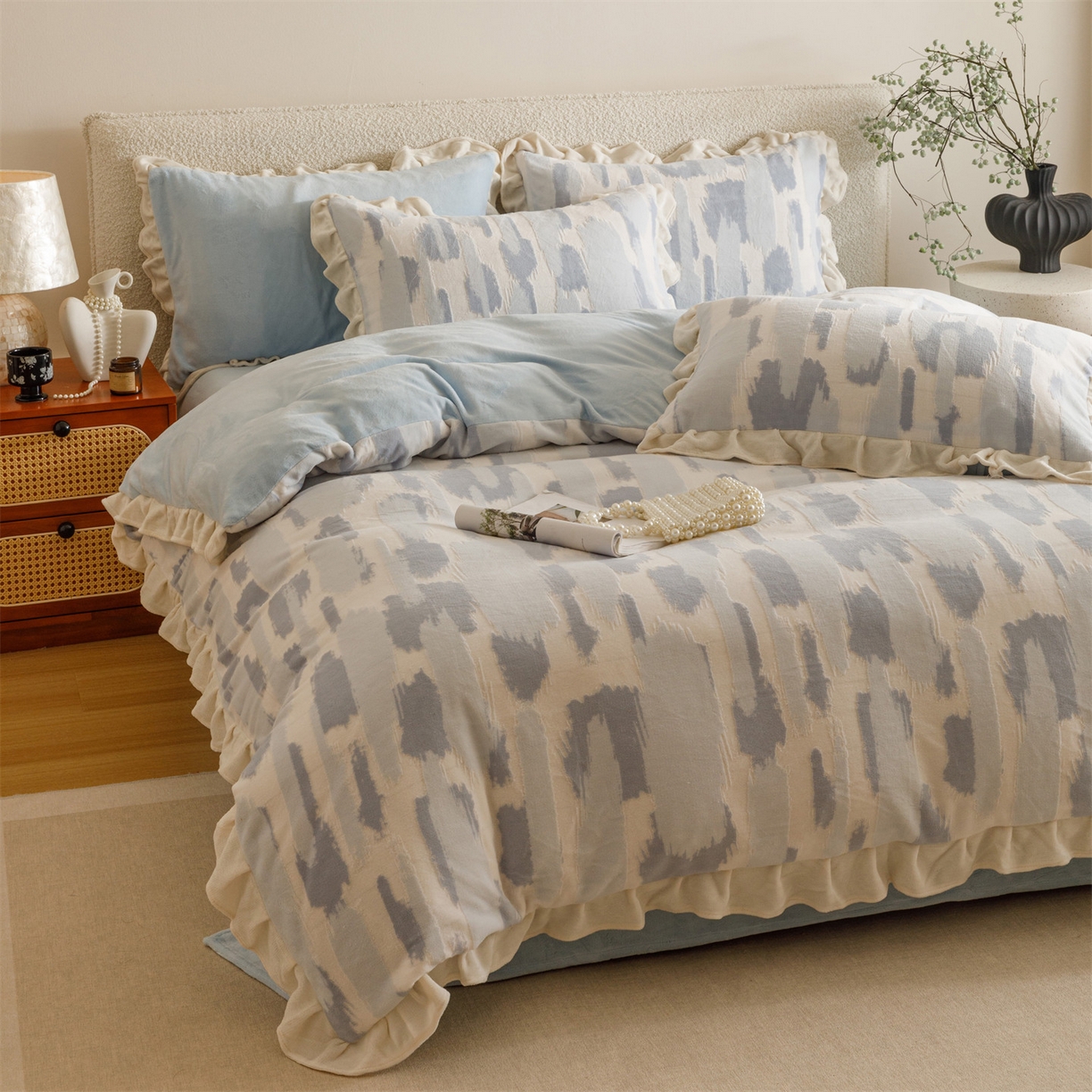 91家纺网 家纺一手货源 找家纺 恬思语家纺 2025新款亲肤舒适韩风小清新花边牛奶绒四件套 奇想-蓝