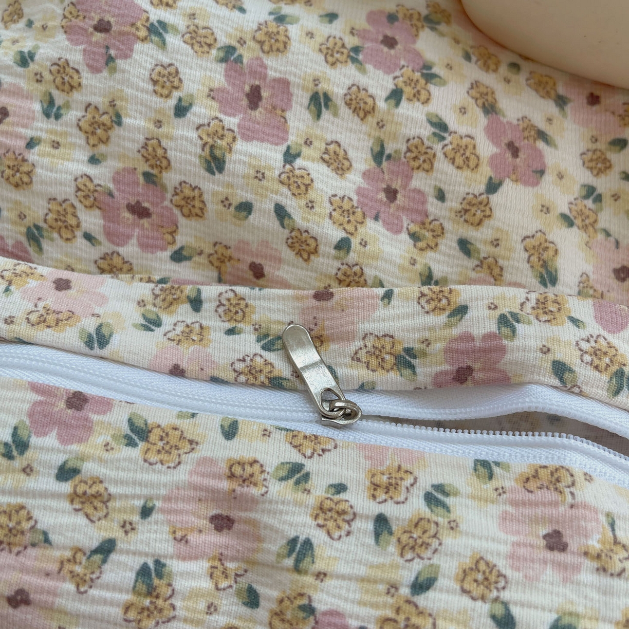 91家纺网 家纺一手货源 找家纺 金梦拉家纺 2025新款加厚皱皱纱婴儿纱四件套 海棠花颂