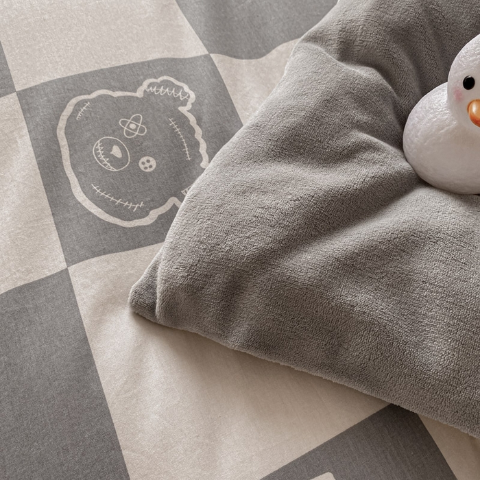 91家纺网 家纺一手货源 找家纺 晨希家居 2025A面40支全棉印花B版高克重牛奶绒棉加绒多规格套件棉加绒  灰格熊