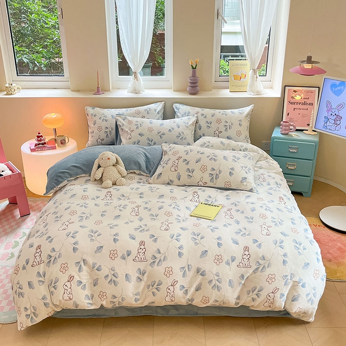 雅居纺家纺 2025新款高克重牛奶绒印花四件套 乖乖兔