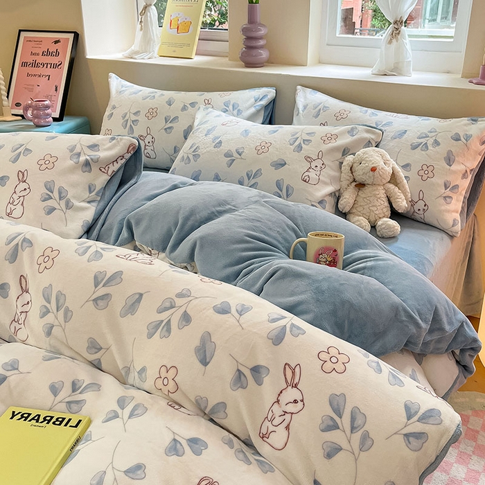 91家纺网 家纺一手货源 找家纺 雅居纺家纺 2025新款高克重牛奶绒印花四件套 乖乖兔